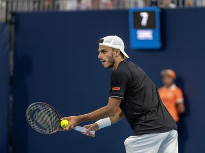 Cerúndolo dio el batacazo ante Medvedev y clasificó a los octavos de final
