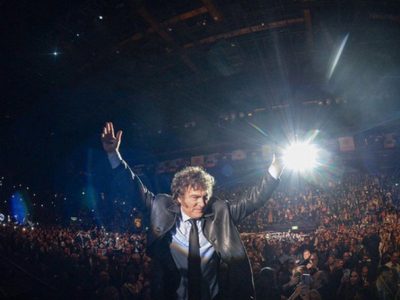 Milei monta show para presentar libro; partidarios insultan al mandatario español (Video)