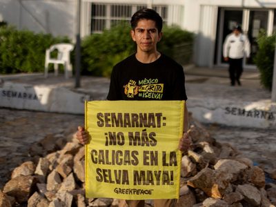 "No más Calicas": Greenpeace protesta ante Semarnat contra permisos de extracción en Tulum