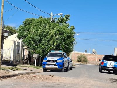 Balacera en barrio San Lorenzo: dos detenidos, armas, drogas y una casa incendiada