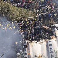 Tragedia en Nepal: Mueren 68 personas al estrellarse un avión
