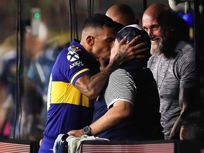 El increíble homenaje de Carlos Tevez a Maradona en el triunfo de Boca ante Inter