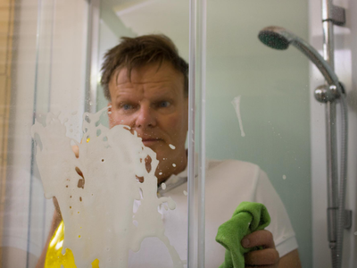 Chau sarro y manchas: el secreto para dejar el piso de tu ducha como si recién lo fueras a estrenar