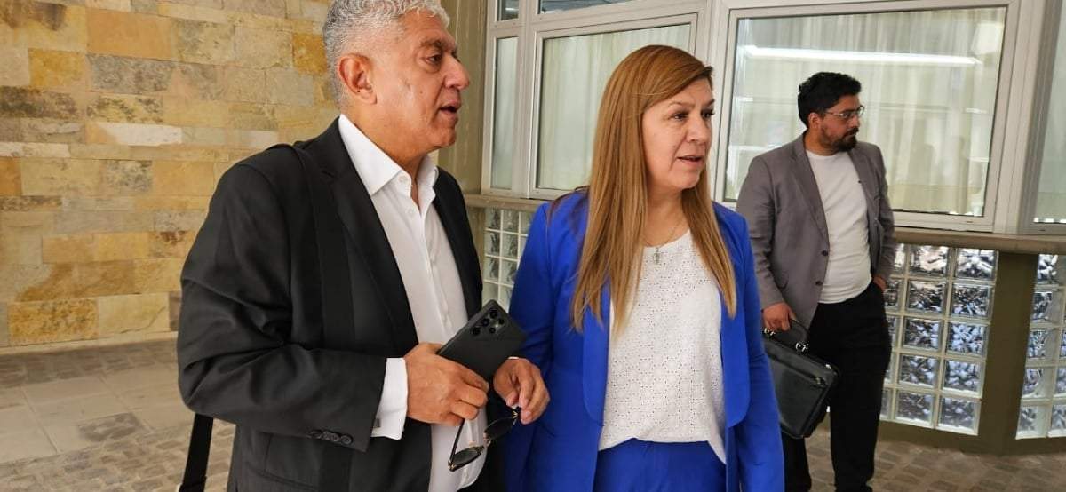 Carlos Broitman y Gloria Ruiz, en el acceso a la Ciudad Judicial de Neuquén. Fuente (Javier Manzano Lamacchia)