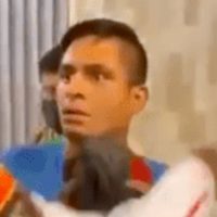 Sujeto amenaza a pareja homosexual por "irse besando delante de todos" (VIDEO)