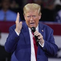 Los datos contradicen afirmaciones de Trump de que migrantes acaparan "empleos negros" o "hispanos"