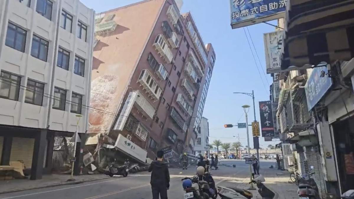 En esta imagen tomada de un video difundido por TVBS, se ve un edificio parcialmente derrumbado en Hualien, al este de Taiwán,