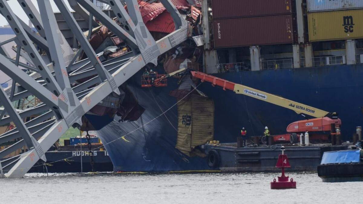 Trabajadores sacan los restos del colapsado Puente Francis Scott Key en Baltimore, Maryland