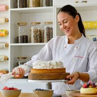 De Madrid a Chos Malal: una joven de 26 años abrió su pastelería y apuesta al producto regional
