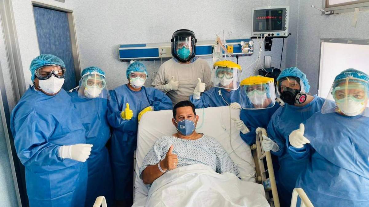 El mandatario estatal, rodeado de personal médico