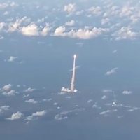 Pasajeros de avión captan imágenes inéditas del lanzamiento de Artemis II