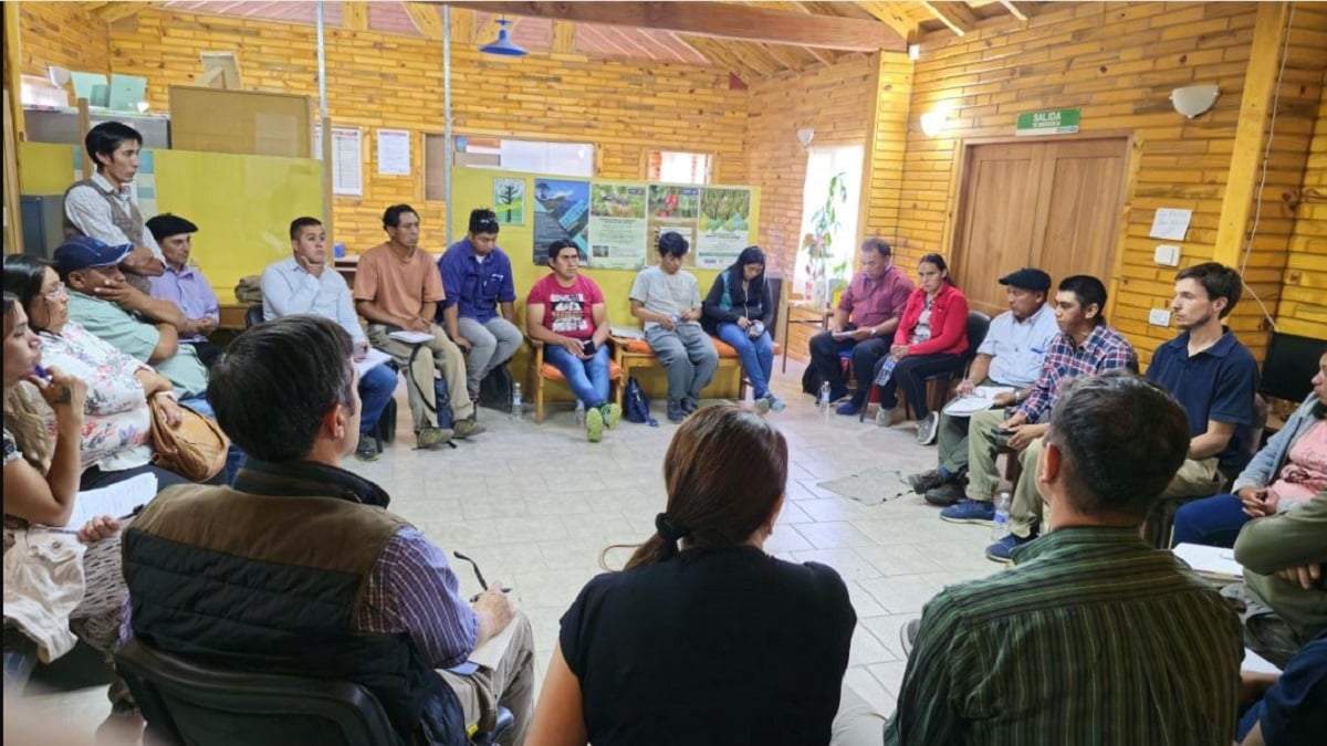 Funcionarios del gobierno reunidos con autoridades comunitarias de la Región Sur. Fuente: (Gobierno de Neuquén)