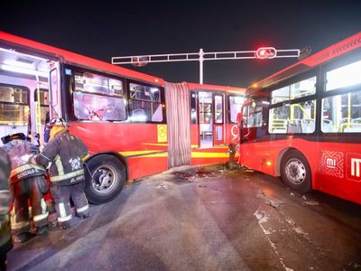 Conductores de Metrobús que chocaron en Reforma no iban ebrios: Semovi
