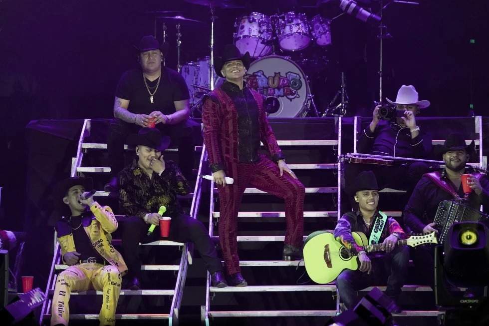 Miembros de la banda regional mexicana "Grupo Firme" se presentan durante un concierto gratuito en el Zócalo, la plaza principal de la Ciudad de México, el 25 de septiembre de 2022.
