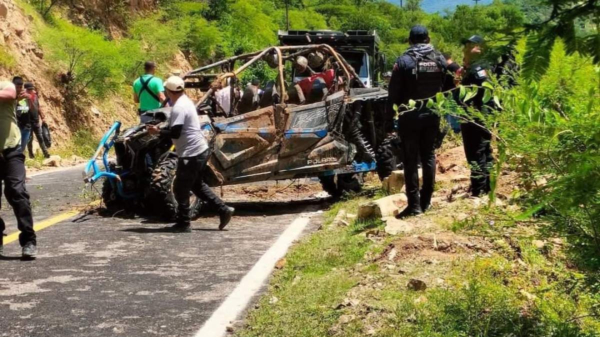 Uno de los vehículos arrastrados por el río