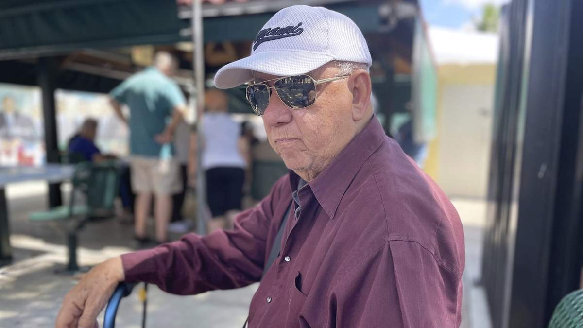 Luis Boulart, de 85 años, posa en Miami, el 13 de marzo de 2025. Llegó a Estados Unidos en 2015 y obtuvo la ciudadanía en in 2022, emitiendo su primer voto a favor de Trump