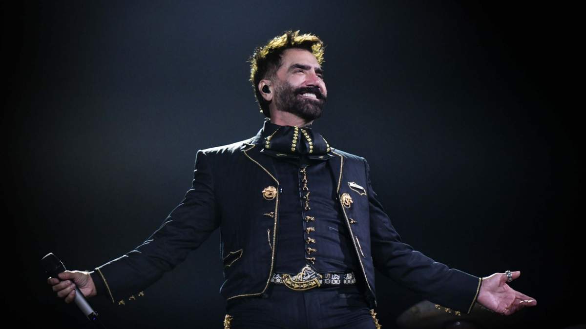 Alejandro Fernández durante el concierto en el Estadio GNP