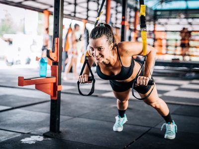 Consejos de los expertos para hacer ejercicios en el gimnasio o en casa y que el calor de este verano no te gane