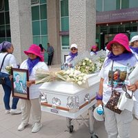 Familiares de víctima de feminicidio protestan con restos exhumados ante Procuraduría de Hidalgo