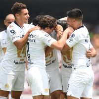 Las Chivas pierden 2-1 con Pumas y echan a Cardozo