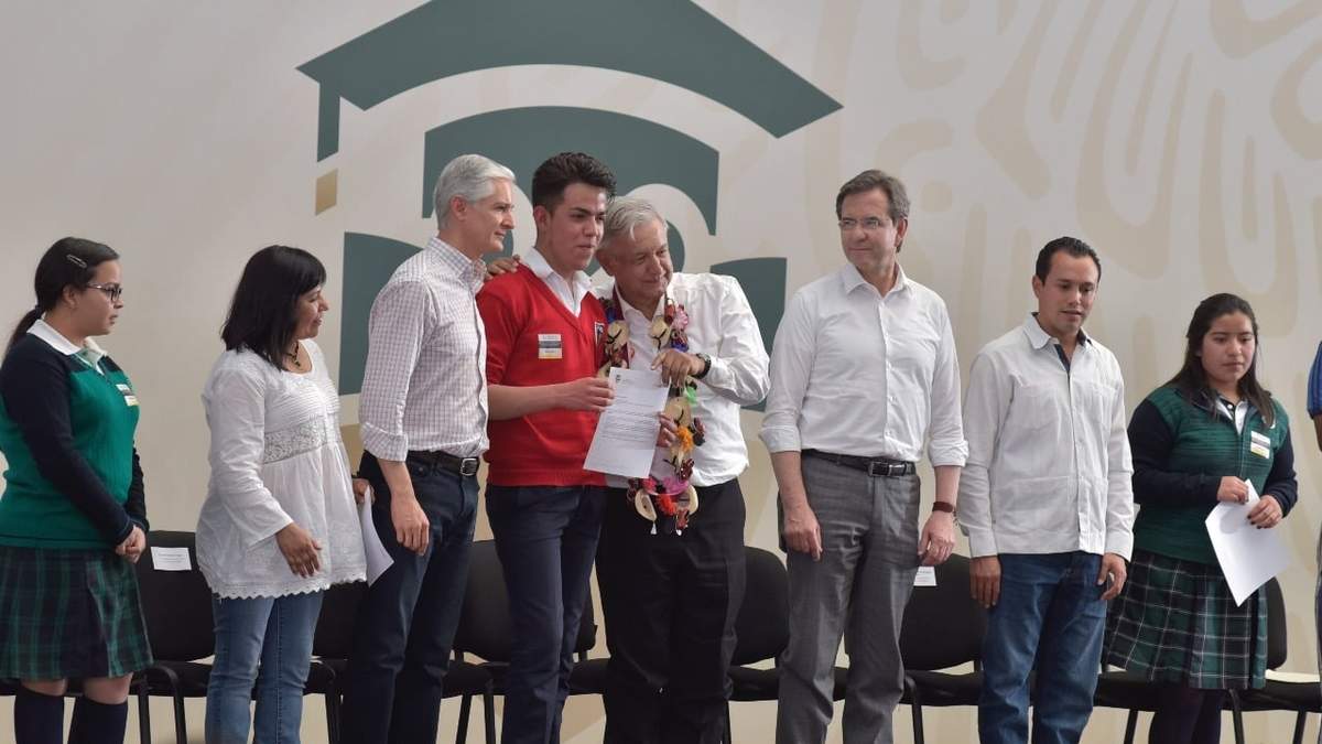 AMLO en una entrega de becas en el Edomex