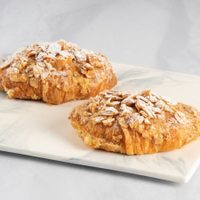 Croissant de almendras: una versión distinta y deliciosa para picotear algo en la merienda sin gastar en la cafetería