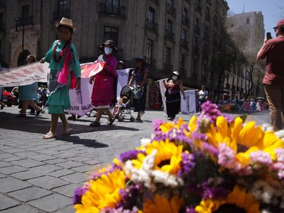 ¿Por qué no se debe “felicitar” a las mujeres en el 8M? Este es el origen de la conmemoración