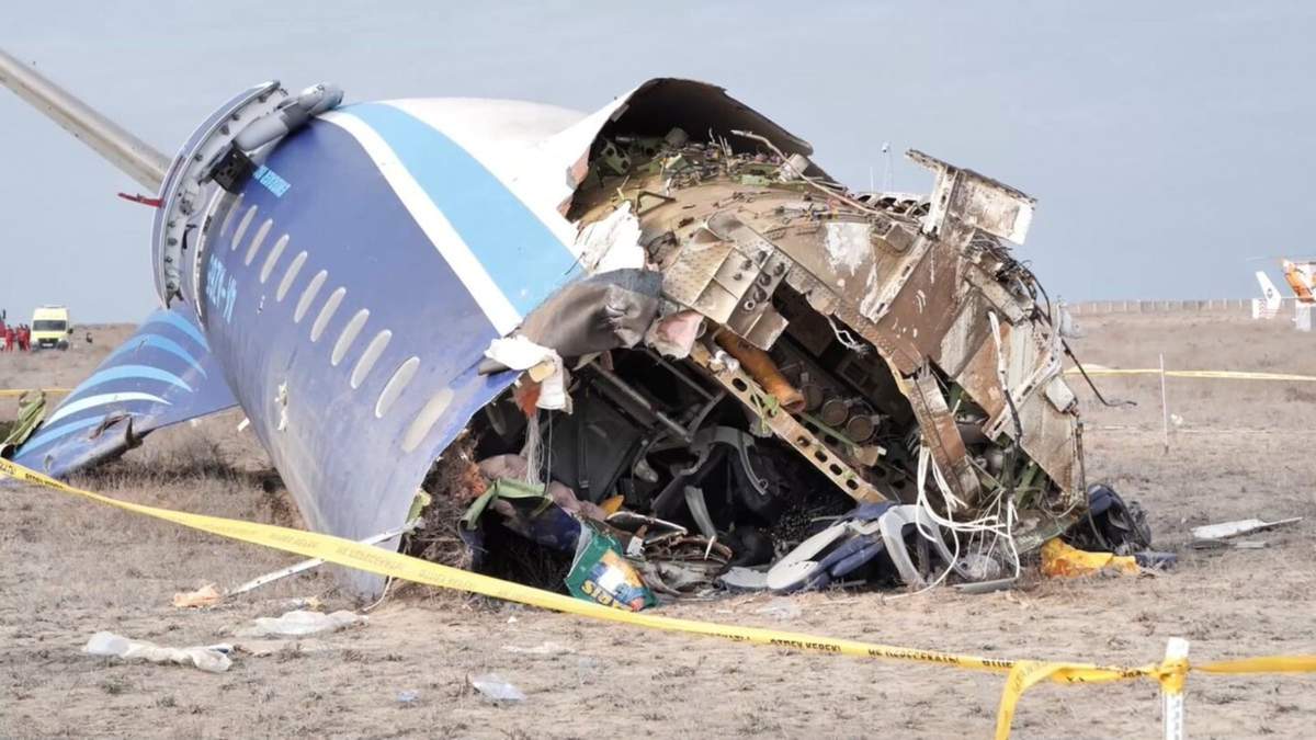 Los restos del avión Embraer 190 de Azerbaijan Airlines yacen en el suelo cerca del aeropuerto de Aktau, Kazajstán, miércoles 25 de diciembre de 2024