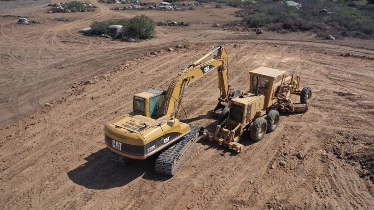 El desmonte de un terreno para el concierto de Cristian Nodal