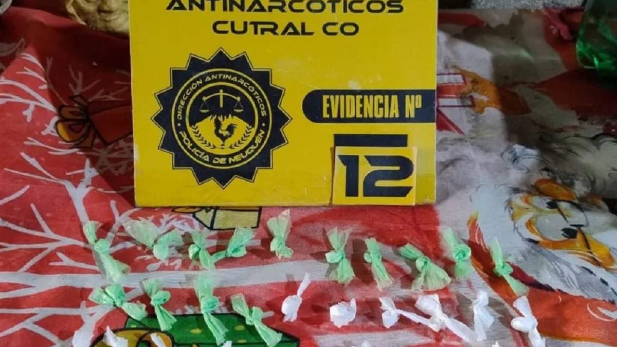En la vivienda encontraron dosis de cocaína listas para la venta. Fuente (Neuquén Informa)