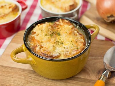 Un clásico de la cocina francesa: sopa de cebolla