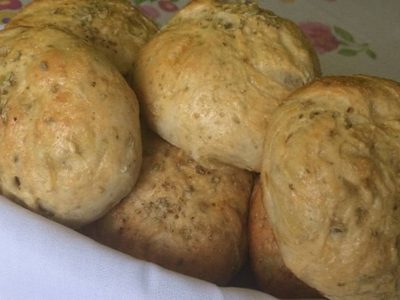 Pan de cebolla: una receta muy fácil y económica que queda perfecta para picotear con alguna salsa