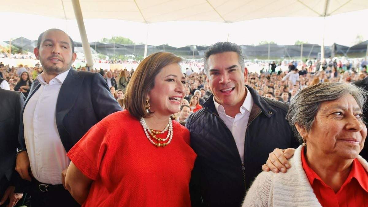 Marko Cortés, dirigente del PAN; la precandidata presidencial Xóchitl Gálvez, y Alejandro Moreno, dirigente del PRI, en la toma de protesta del gobernador de Coahuila