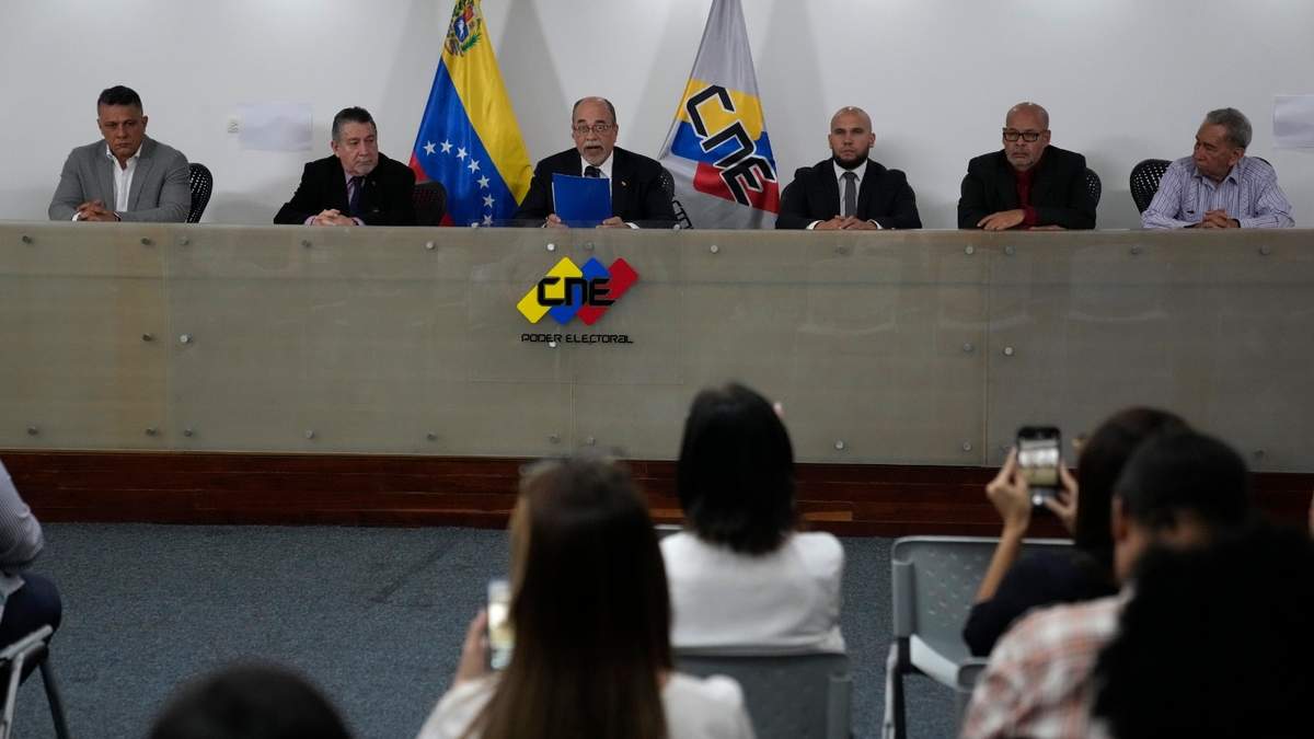 Pedro Enrique Calzadilla, presidente del Consejo Nacional Electoral (CNE), en el centro