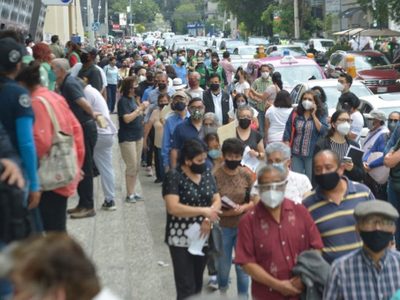 La CDMX registra récord de vacunas aplicadas pese a largas filas en Pepsi Center