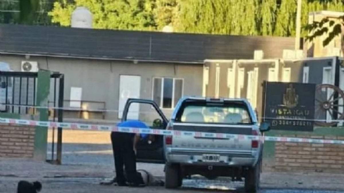 El cadáver de Tomás Nehuén Villagra quedó a un costado de su camioneta, en el acceso a un hospedaje. Fuente: (Noticias Nqn)