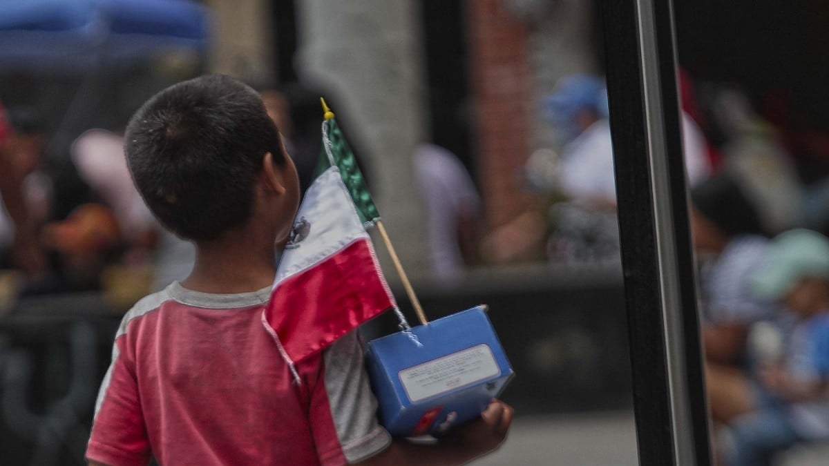 Un niño trabaja en la calle en tiempos de covid