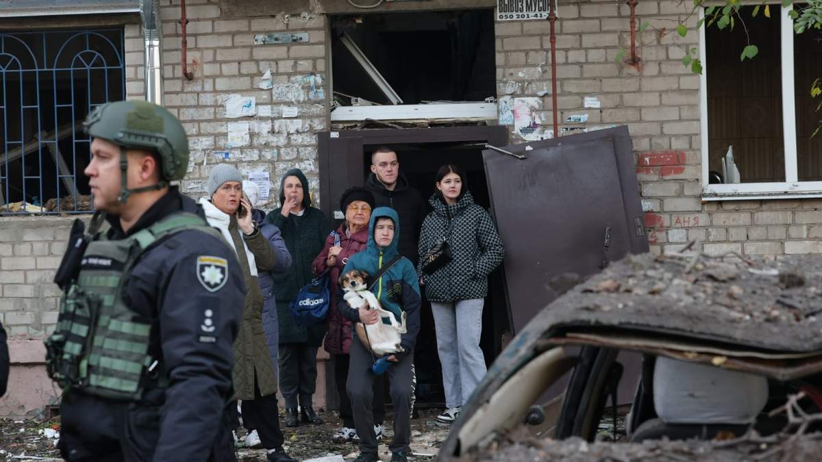Residentes reaccionan tras el impacto de un misil ruso en su hostal en Zaporiyia, Ucrania, el 30 de octubre de 2025