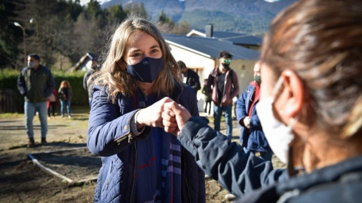 Eugenia Ferraresso con una vecina en el interior neuquino. Fuente: (Twitter)