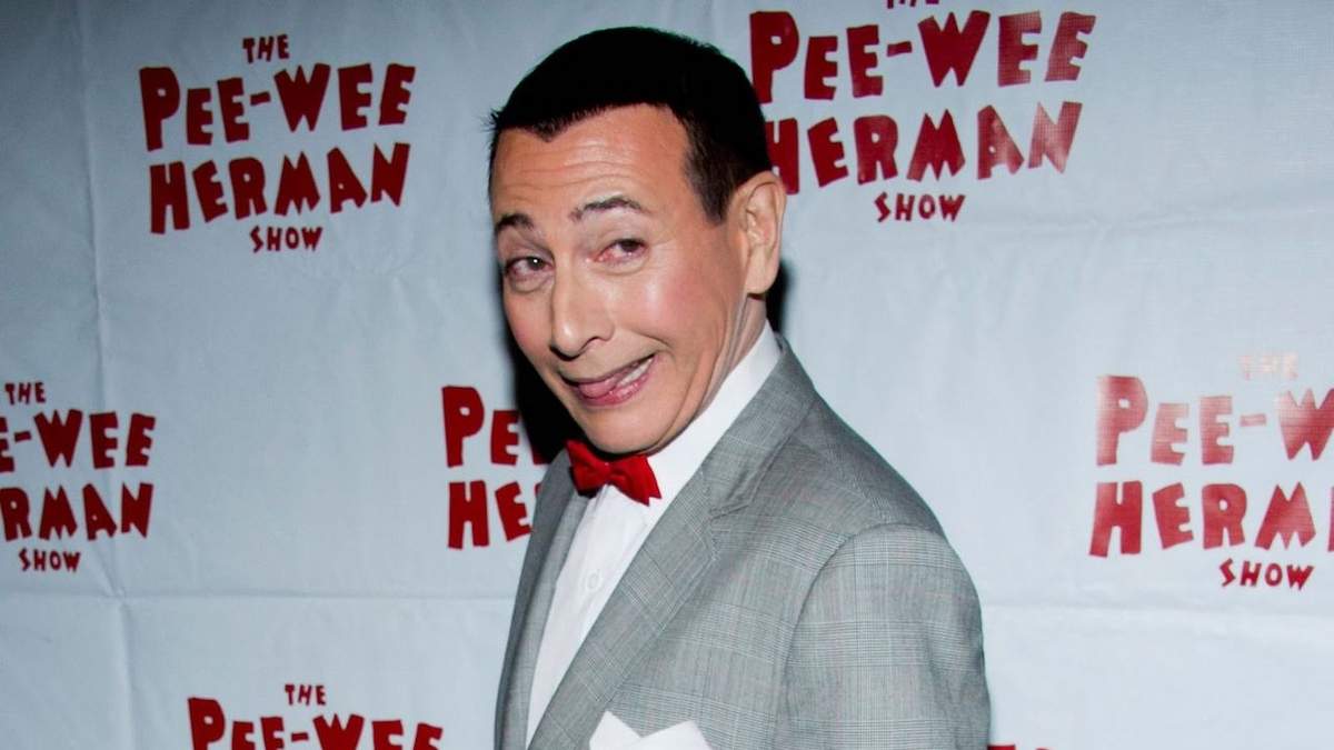 Paul Reubens, vestido como su personaje Pee-wee Herman