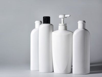 Antes de tirar los envases de shampoo vacíos, mirá esta idea hermosa y original para decorar tu jardín