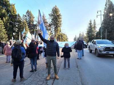 Juntos por el Cambio de Río Negro criticó la bandera mapuche en el Delibarante de Bariloche
