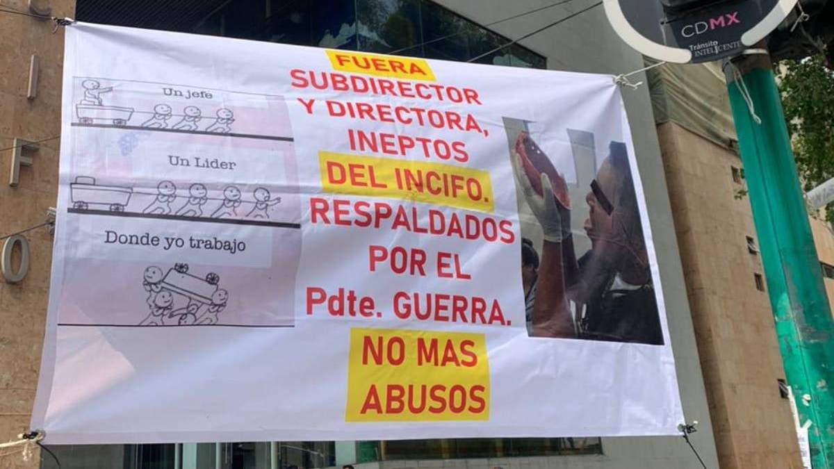 Manta de trabajadores del Poder Judicial de la Ciudad de México, dirigida al presidente, Rafael Guerra Álvarez