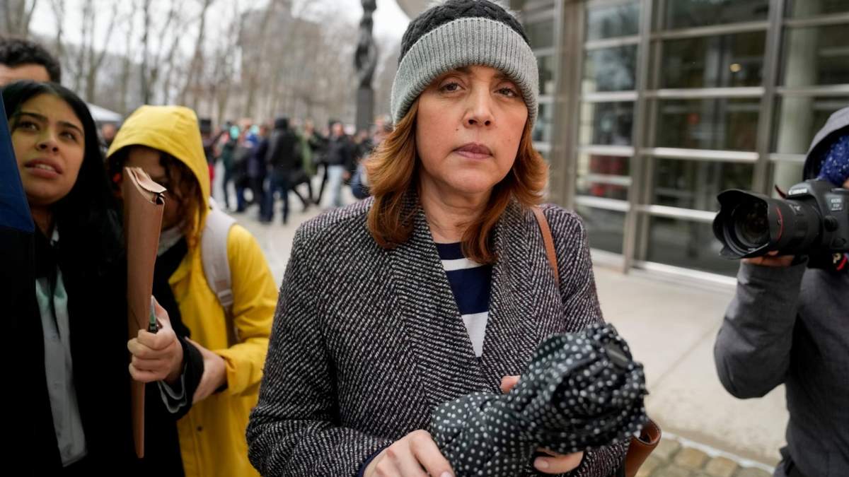 Linda Cristina Pereyra Gálvez al salir de la corte en Brooklyn luego de que su esposo, Genaro García Luna, fue declarado culpable
