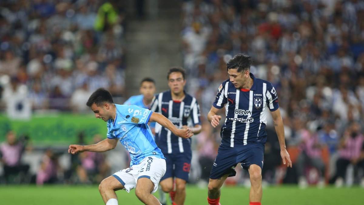 Ricardo Chávez de los Rayados del Monterrey, se disputa el balón con Bryan González del Pachuca, en el estadio BBVA