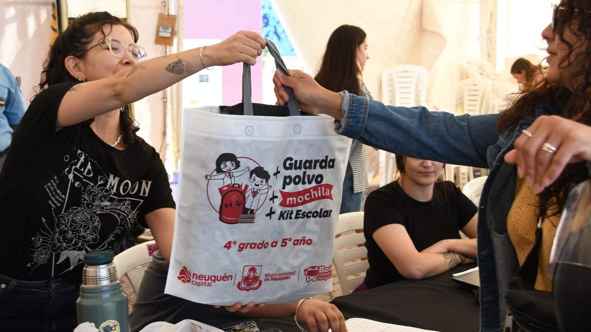 Entrega de kits escolares. Fuente: (Municipalidad de Neuquén).