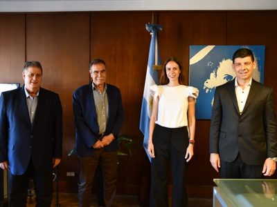 Tanya Bertoldi y Beto Vivero realizaron la entrega de tres ambulancias en Neuquén: los detalles
