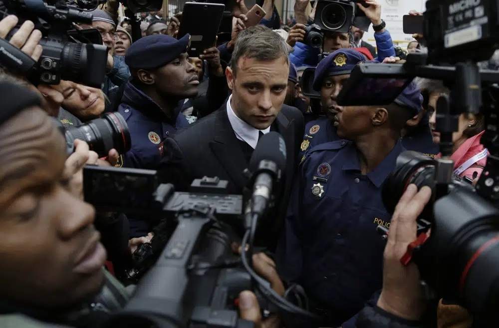 Oscar Pistorius sale de la Corte Suprema, el 14 de junio de 2016, en Pretoria, Sudáfrica, durante su juicio por el asesinato de su novia, Reeva Steenkamp