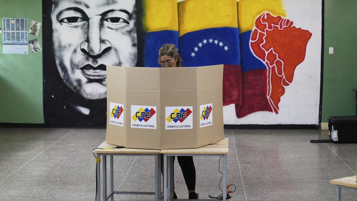 Una persona vota en las elecciones legislativas y regionales en Caracas