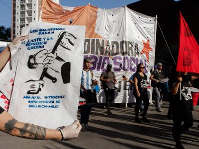 A 22 años del estallido social que terminó con el gobierno de De la Rúa, marcharon contra Milei
